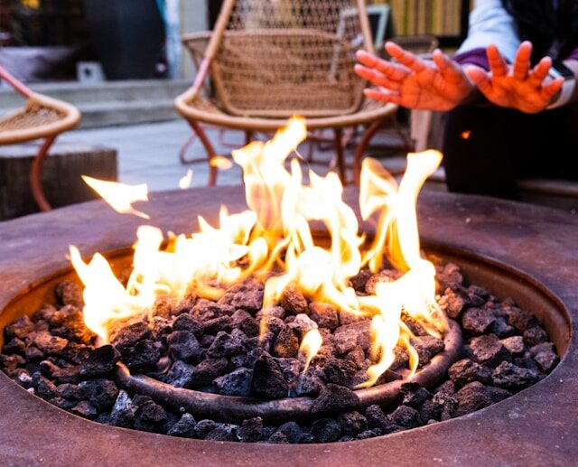 Profiter de sa terrasse en hiver avec un braséro