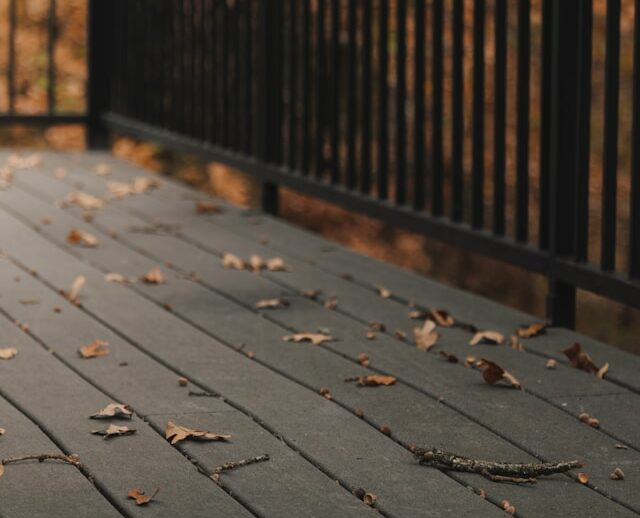 Feuilles mortes sur lames de terrasse